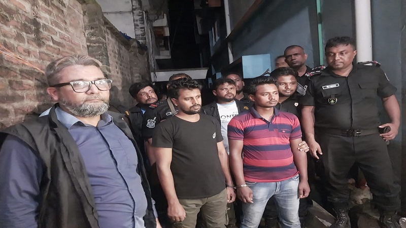 চাঁপাইনবাবগঞ্জে ৪৩ লক্ষ ৪৬ হাজার জাল ভারতীয় রুপী ও তৈরীর সরঞ্জামসহ গ্রেপ্তার ২